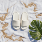 SandAway Cloud Slides – Flat Lay auf Strandtuch